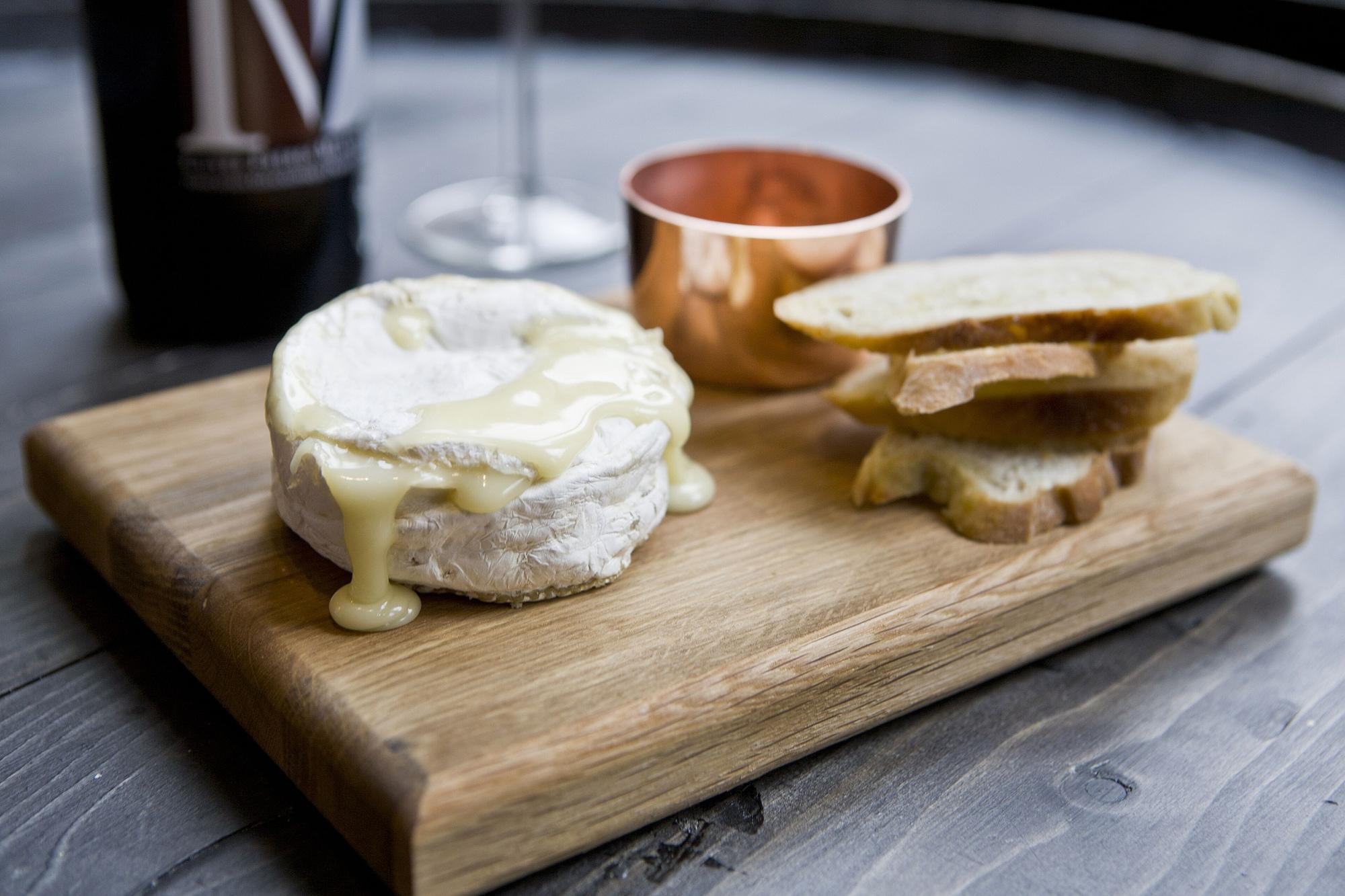 더 몽칼름 앳 브루어리 런던 시티 외부 사진 A cheese board with a wedge of Stilton