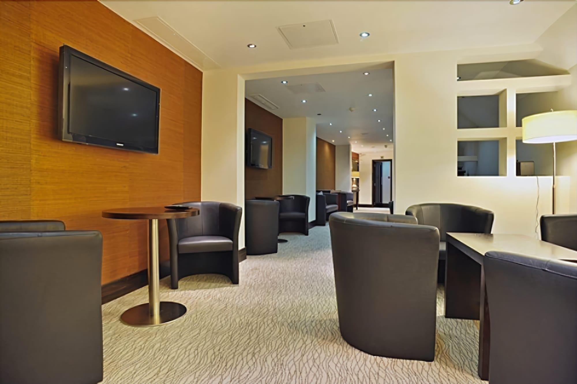 더 몽칼름 앳 브루어리 런던 시티 외부 사진 The lounge at London Heathrow Airport