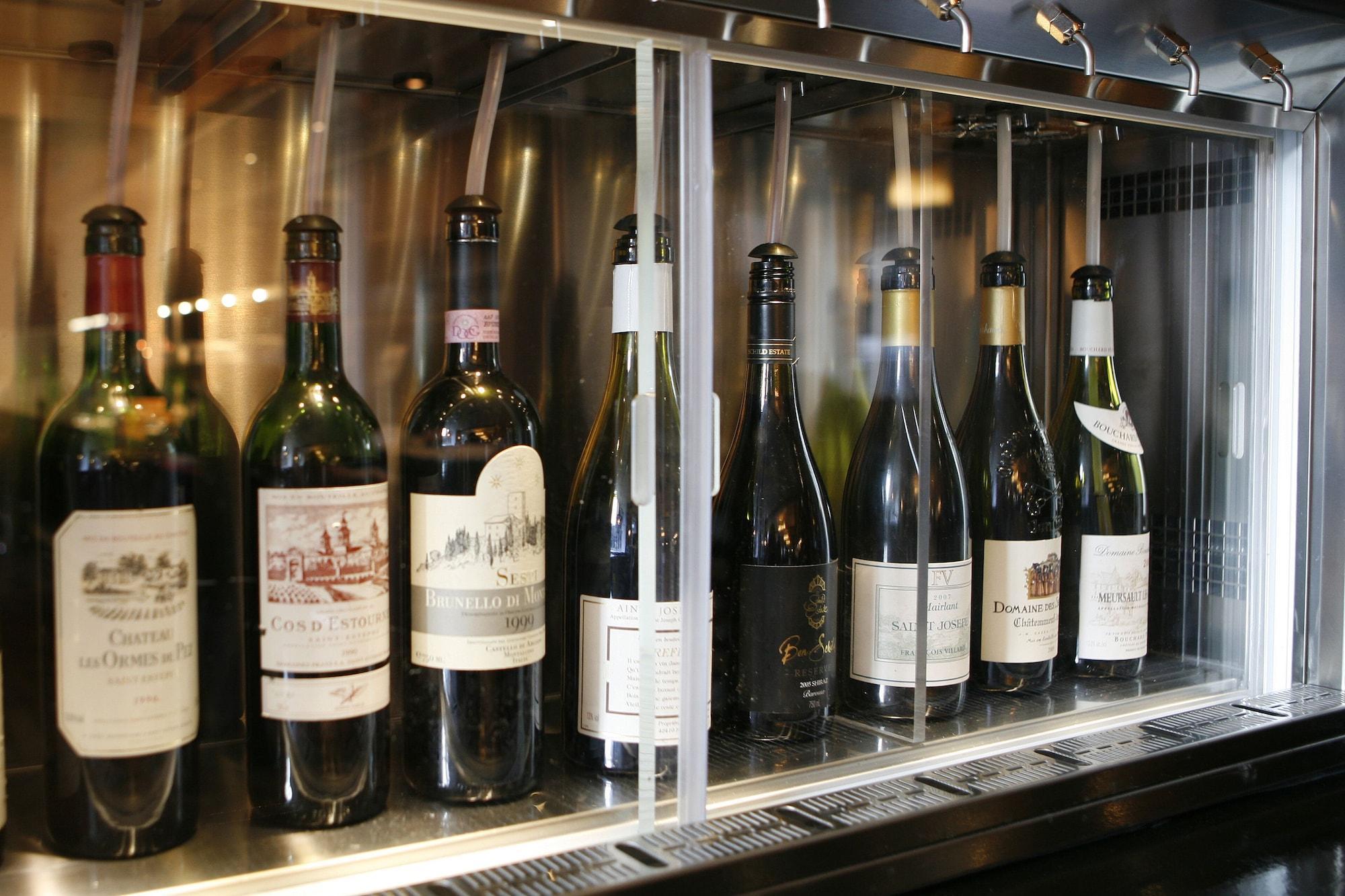 더 몽칼름 앳 브루어리 런던 시티 외부 사진 Wine bottles in a wine dispenser
