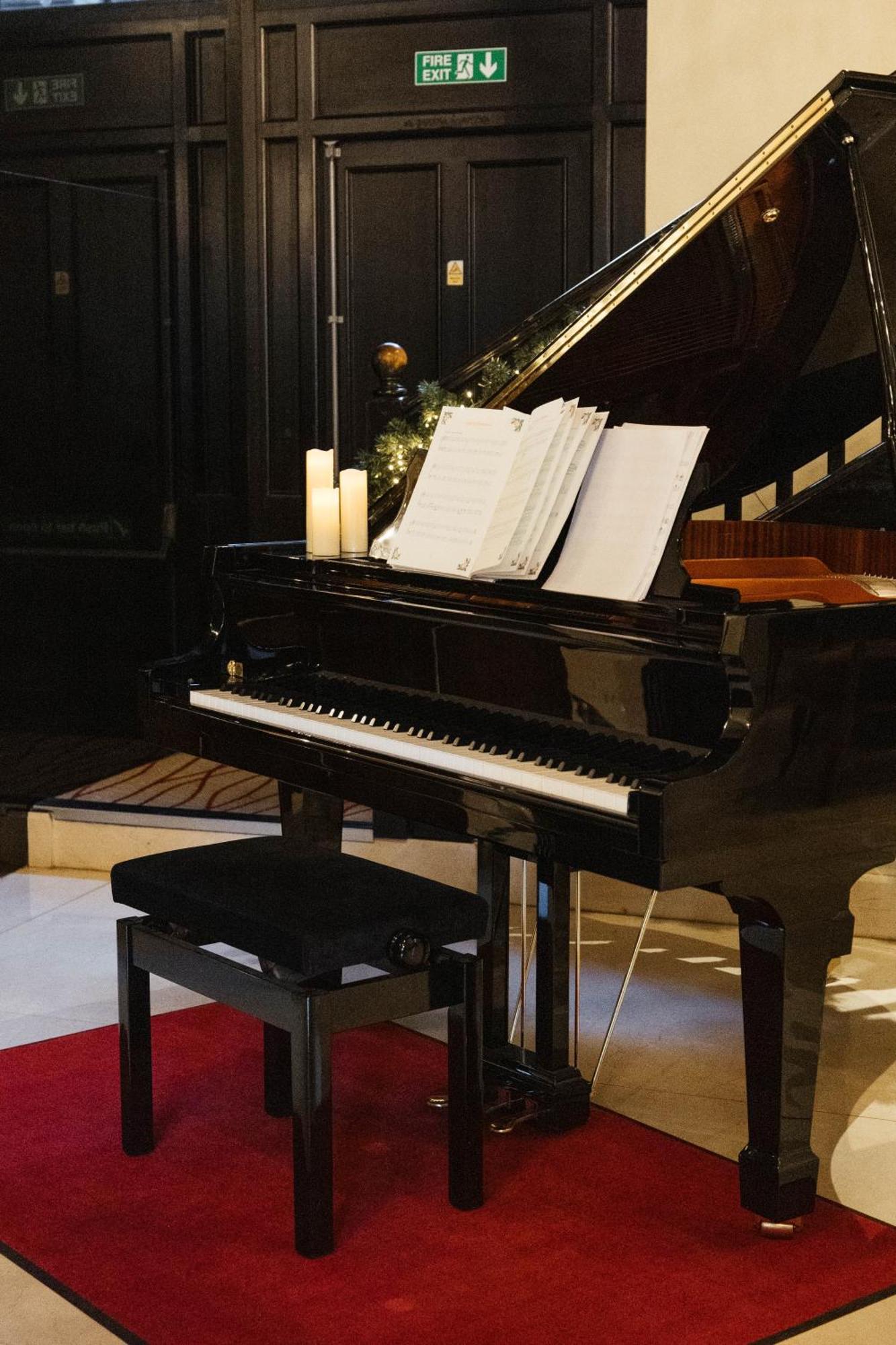 더 몽칼름 앳 브루어리 런던 시티 외부 사진 A piano with a music stand