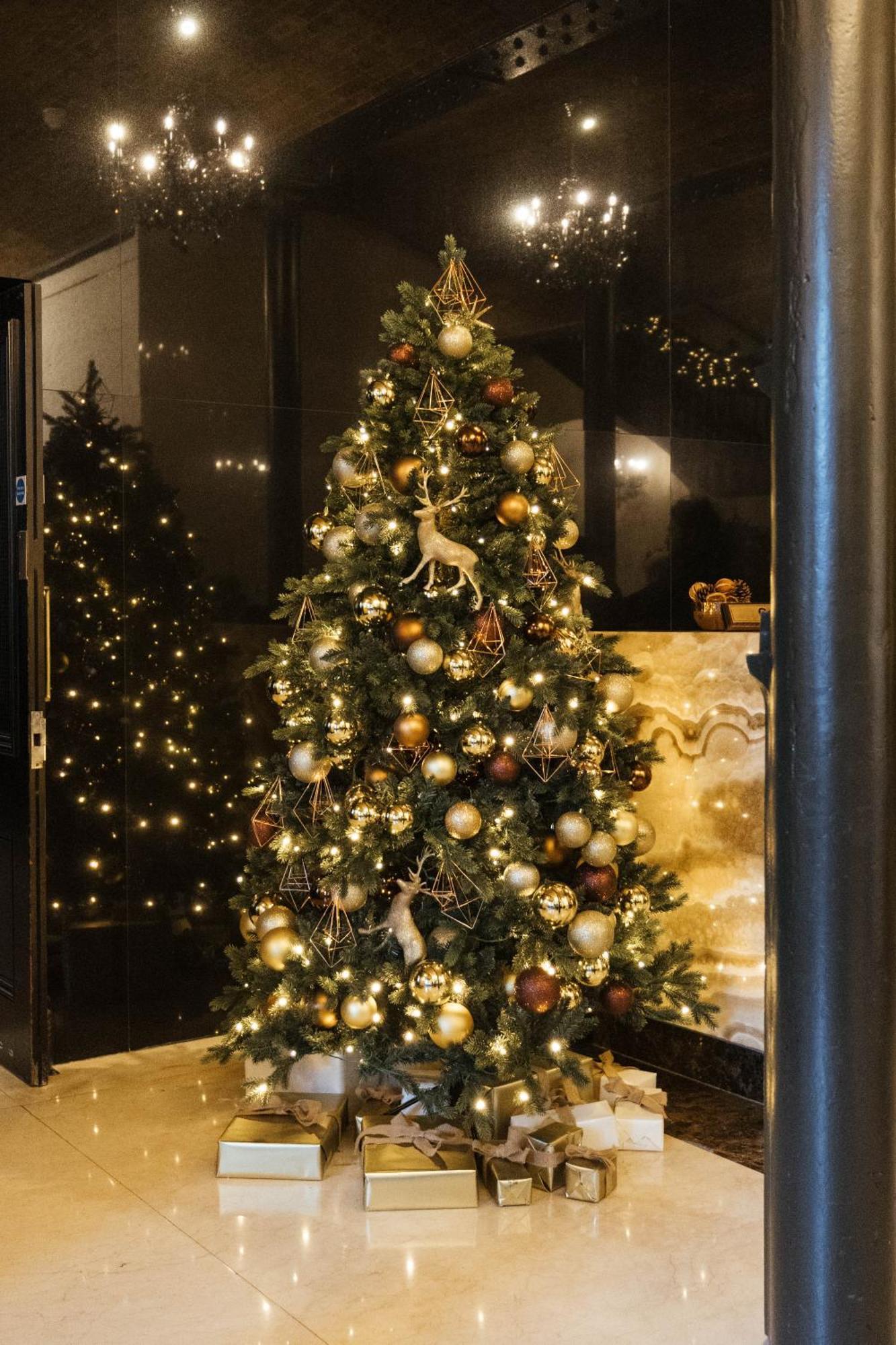 더 몽칼름 앳 브루어리 런던 시티 외부 사진 A Christmas tree in the lobby of the Four Seasons Hotel, Hong Kong